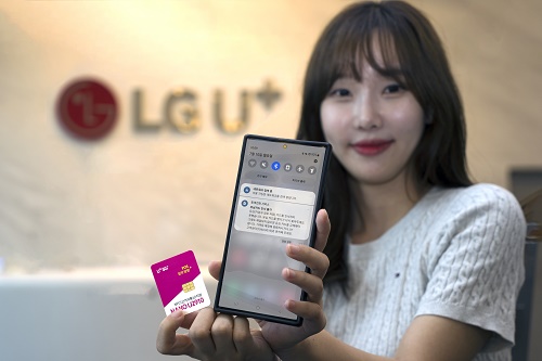 LG유플러스는 스마트폰에서 유심의 불량 여부를 알려주는 기능을 통신업계 최초로 탑재했다고 24일 밝혔다. LG유플러스는 스마트폰에서 유심의 불량 여부를 알려주는 기능을 통신업계 최초로 탑재했다고 24일 밝혔다.